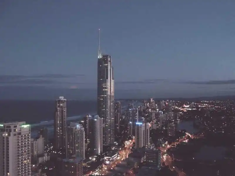 Paire de fauteuils à dossier médaillon, époque Louis XVI